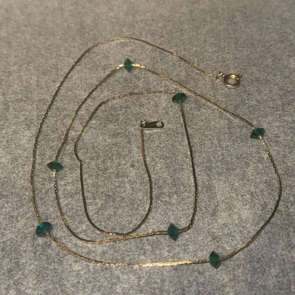 🛑🛑SOLD 🛑🛑Vintage Liquid Gold Necklace with Green Glass Crystals - Picture 6 of 17